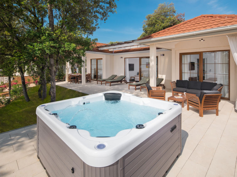 House Luxury Bay Villa with private hot tub