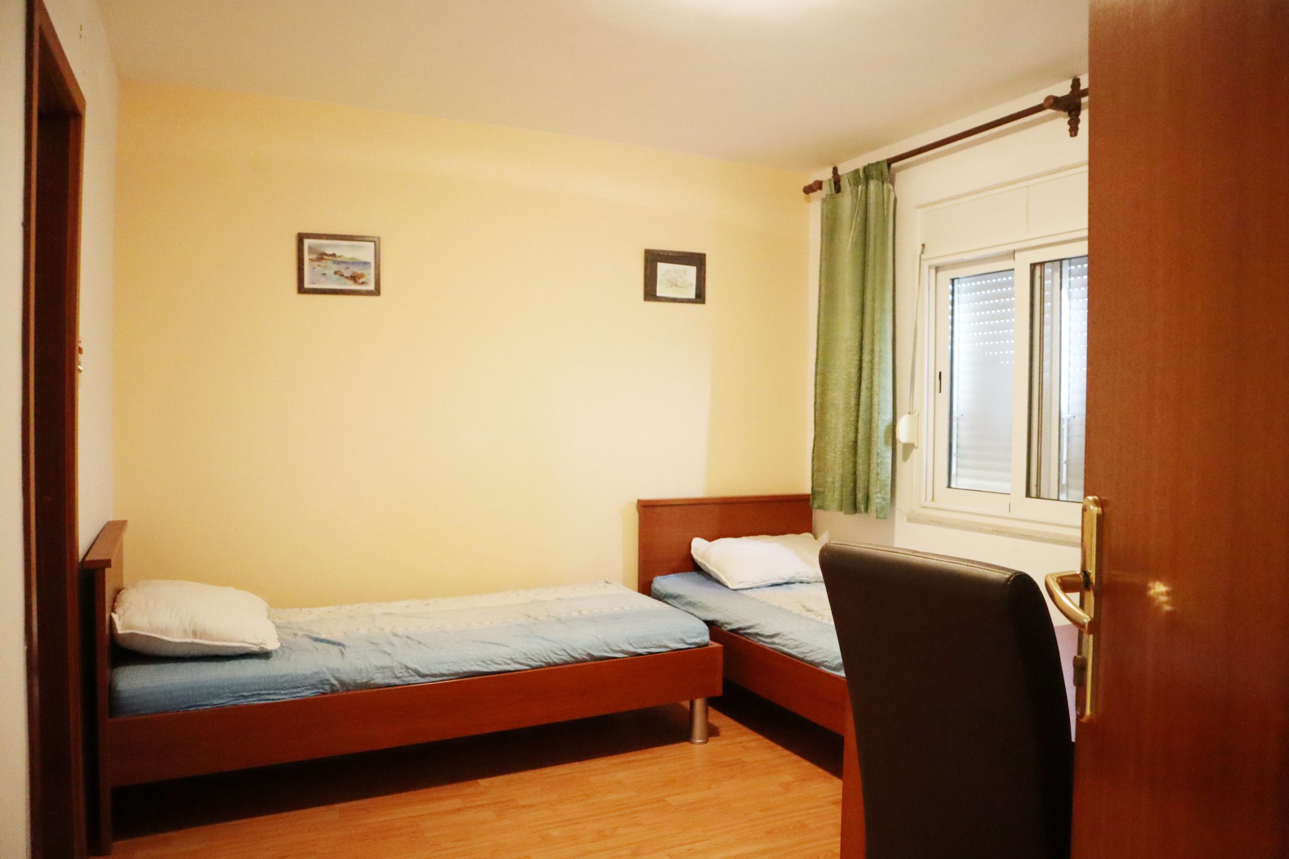 Predivna kuća s apartmanima, Okrug Donji