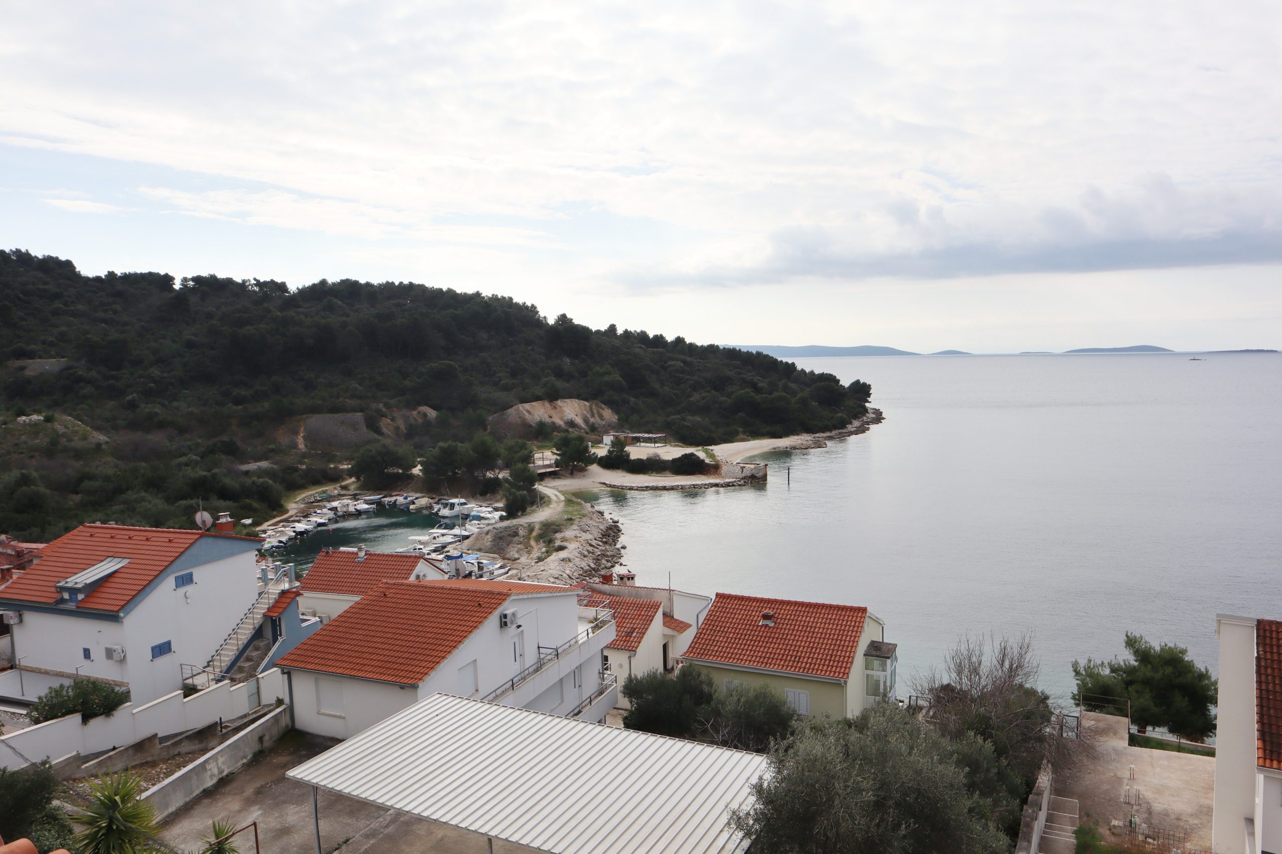 Predivna kuća s apartmanima, Okrug Donji