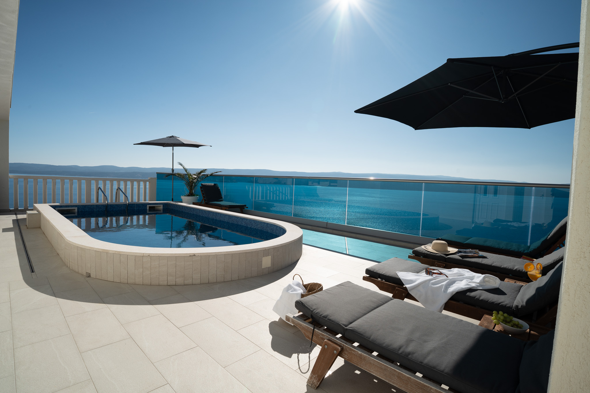 Sunny Hill Apartment with rooftop pool #2